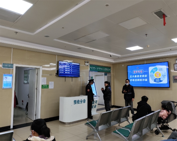 合肥經開海恒社區(qū)醫(yī)院第二套排隊叫號系統和98寸壁掛廣告機安裝調試完成
